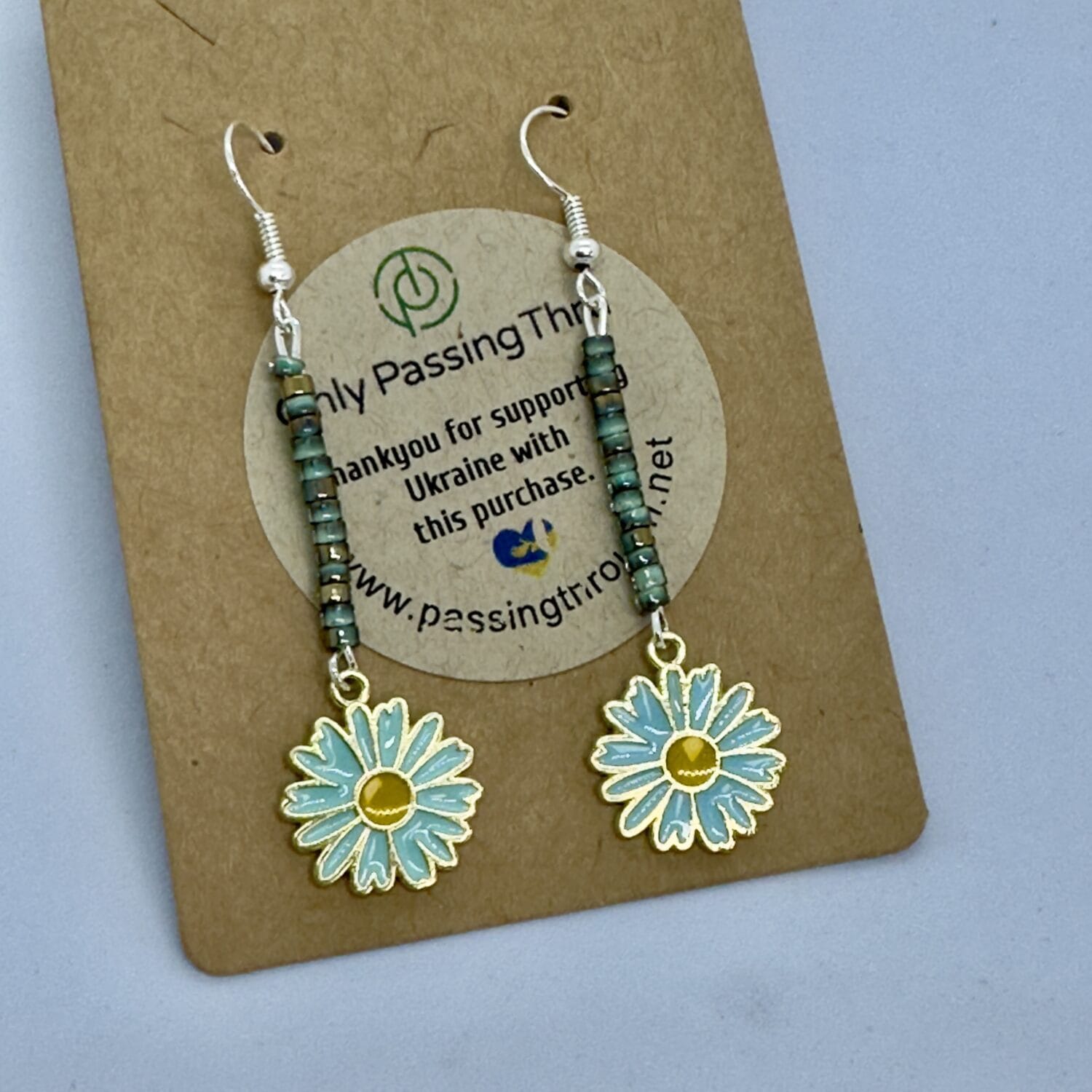 Handmade beaded daisy earrings-1