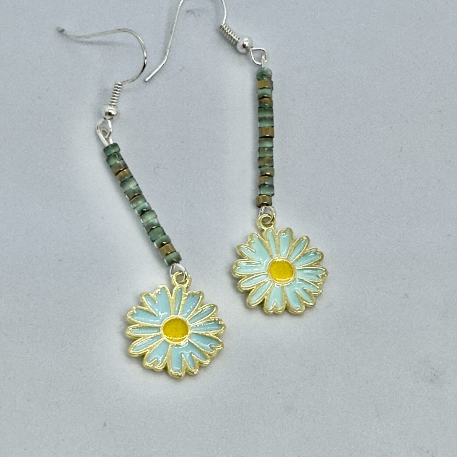 Handmade beaded daisy earrings-3